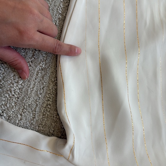 Woman’s Express Blouse in Cream and Gold - Picture 5 of 7